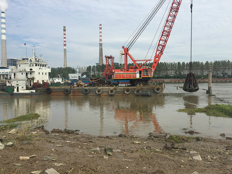 8方抓斗挖泥船.JPG