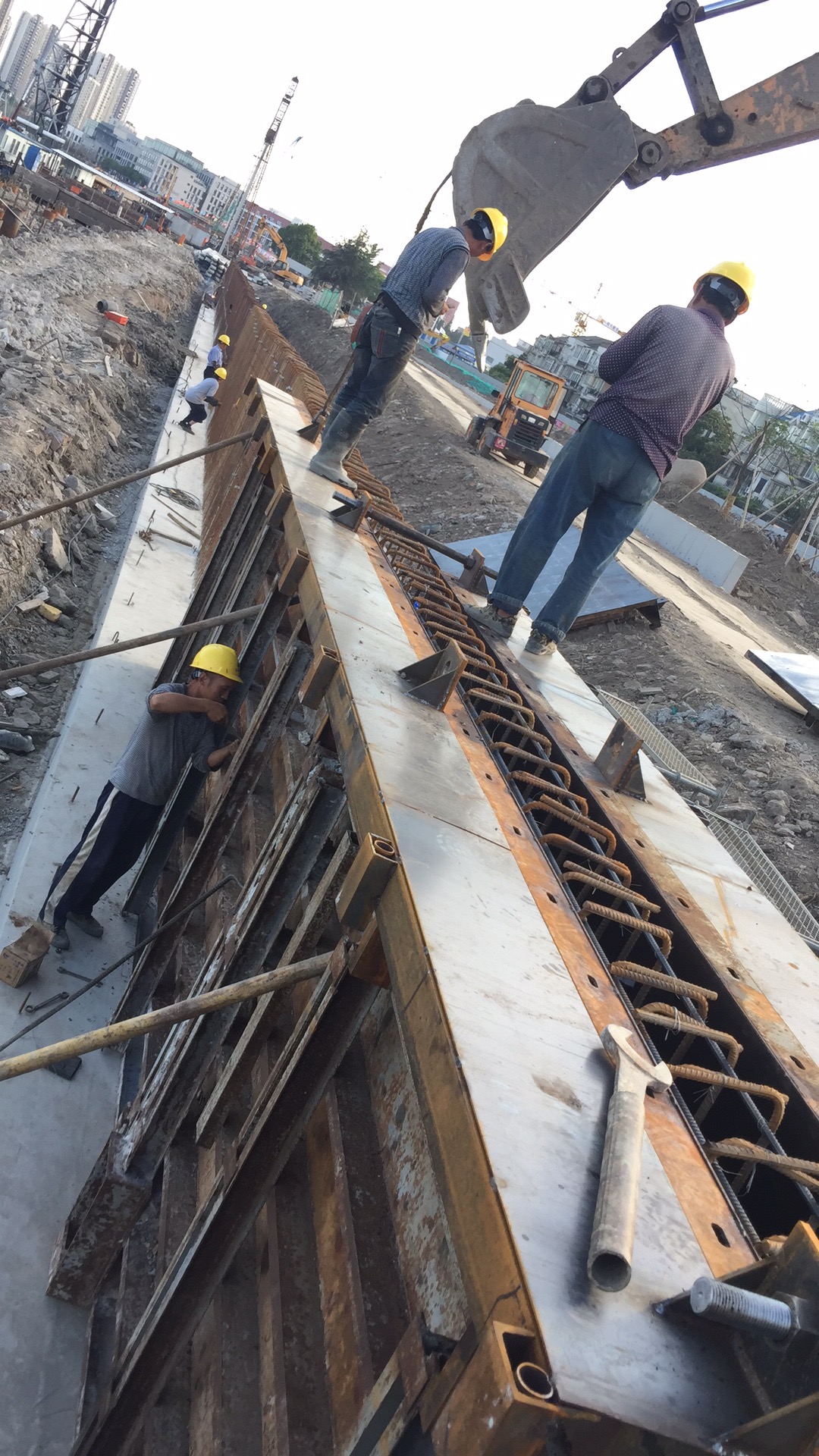河道挡墙-挡墙定型模板安装.JPG