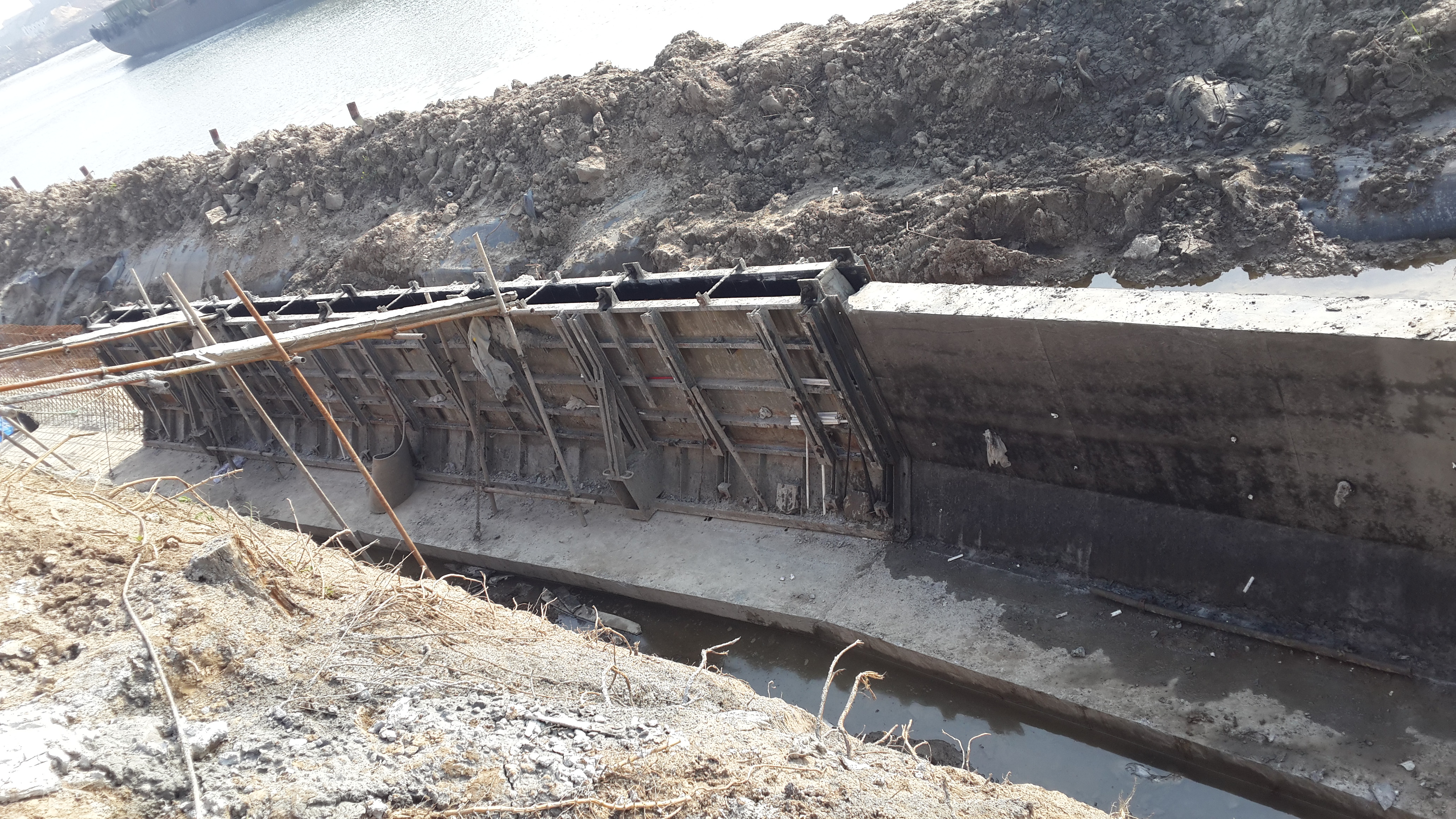 河道挡墙-挡墙浇筑.JPG