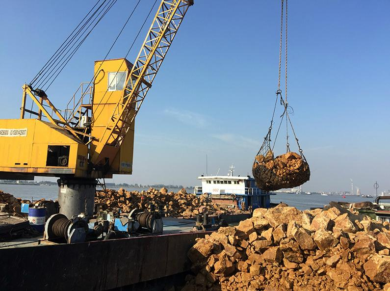 华能金陵电厂排水口移位工程抛石施工